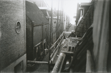 863404 Afbeelding van een werknemer van loodgietersbedrijf D. van Leeuwen bezig onder het dak van de nieuwe vestiging ...